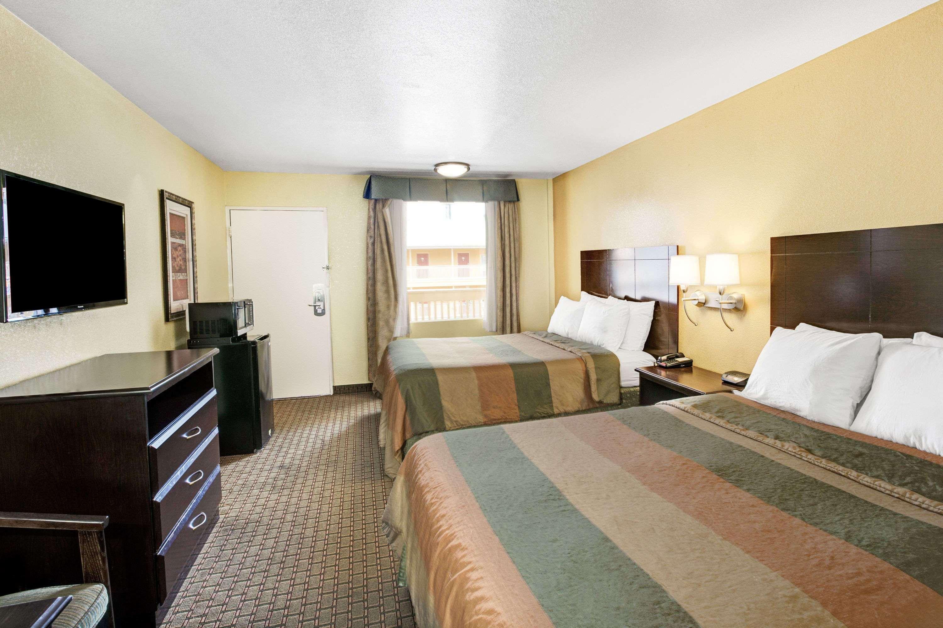 Days Inn & Suites By Wyndham Downtown Gatlinburg Parkway Eksteriør bilde